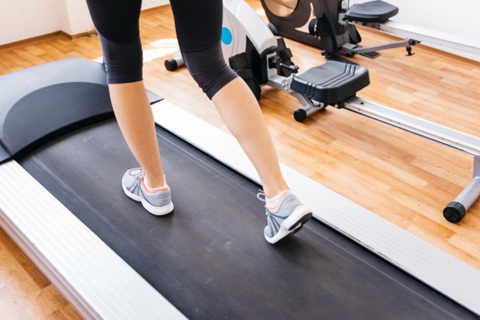 Olahraga dengan walking pad. Lakukan kegiatan yang berdiri sambil berjalan di walking pad supaya tetap bergerak aktif./Foto: freepik.com/freepik