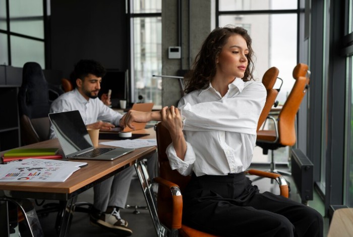 Ketika istirahat, coba lakukan peregangan, latihan postur, plank, hingga squat/Foto: freepik.com/freepik