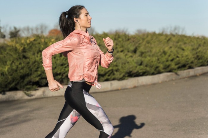 Tetap konsisten berolahraga. Atur jadwal agar bisa fokus berolahraga,/Foto: freepik.com/freepik