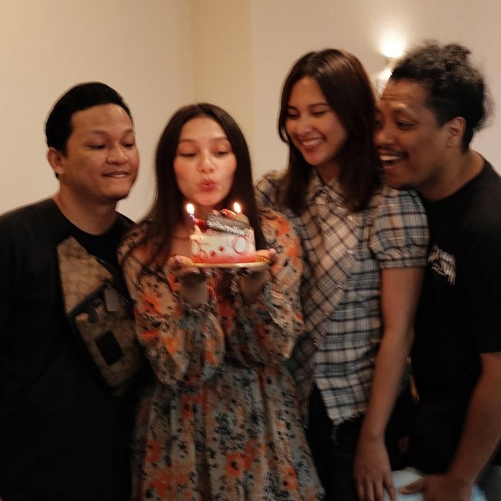 <p>Adiknya diketahui baru saja merayakan ulang tahun yang ke-27. Momen pemberian kejutan ulang tahunya itu juga dibagikan langsung oleh Indah melalui beberapa foto yang diunggah di akun Instagram pribadinya. (Foto: Instagram@indahpermatas)</p>
