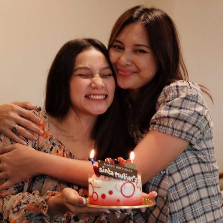 <p>Tak sedikit dari mereka yang memberikan pujian terhadap kecantikan Indah dan sang adik. &ldquo;Benar-benar cantik 22nya, mukanya Indonesia banget,&rdquo; tulis akun <em>@noun.r**.</em> &ldquo;Mukanya mirip <em>@indahpermatas</em> sama adiknya. Sama2 cantik kalau adiknya kulit putih, kalau indah manis,&rdquo; tulis akun <em>@anie.adri**.</em> (Foto: Instagram@indahpermatas)</p>