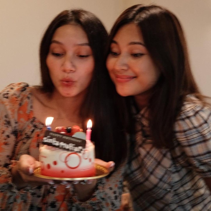 <p>Indah dan adik perempuannya ini kerap dianggap bak pinang dibelah dua. Sebab, keduanya memiliki paras cantik seperti saudara kembar. Bahkan, <em>postingan</em> tersebut juga menuai pujian netizen, lho, Bunda. (Foto: Instagram@indahpermatas)</p>