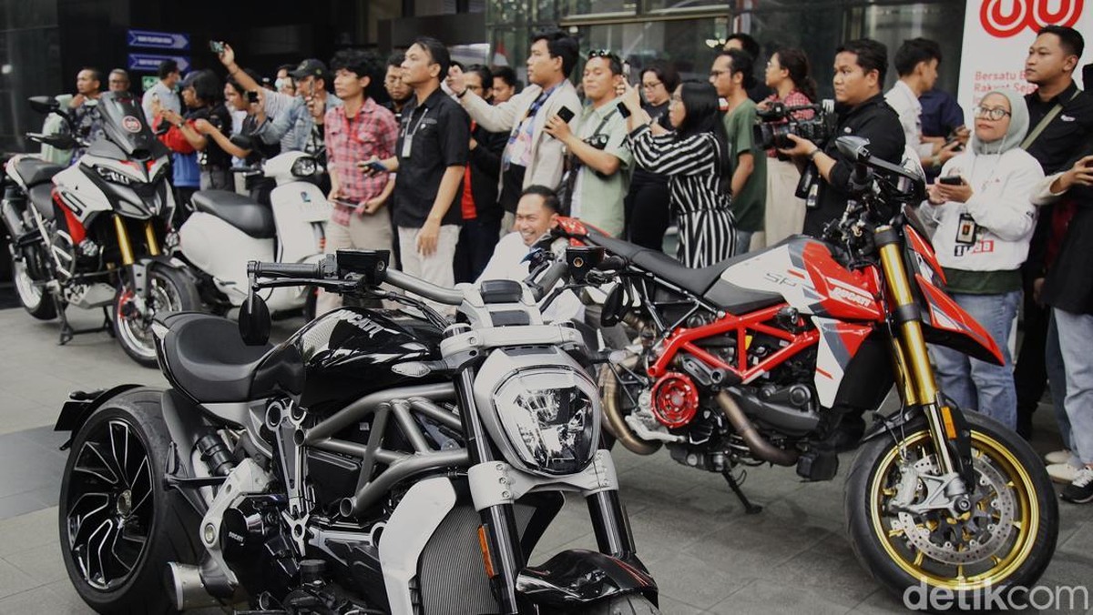 Sebanyak 22 kendaraan telah disita KPK terkait operasi tangkap tangan &lpar;OTT&rpar; Wakil Menteri Ketenagakerjaan &lpar;Wamenaker&rpar; Immanuel Ebenezer atau Noel&period; Barang bukti itu terdiri dari 15 mobil dan tujuh motor&comma; dipamerkan di gedung Merah Putih KPK&comma; Jakarta Selatan&comma; Kamis &lpar;21&sol;8&sol;2025&rpar;&period;