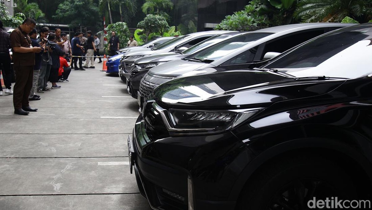 Sebanyak 22 kendaraan telah disita KPK terkait operasi tangkap tangan &lpar;OTT&rpar; Wakil Menteri Ketenagakerjaan &lpar;Wamenaker&rpar; Immanuel Ebenezer atau Noel&period; Barang bukti itu terdiri dari 15 mobil dan tujuh motor&comma; dipamerkan di gedung Merah Putih KPK&comma; Jakarta Selatan&comma; Kamis &lpar;21&sol;8&sol;2025&rpar;&period;