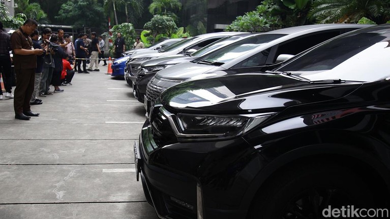 Jadi Showroom Dadakan, KPK Pamer 22 Kendaraan Terkait OTT Wamenaker Noel Sebanyak 22 kendaraan telah disita KPK terkait operasi tangkap tangan (OTT) Wakil Menteri Ketenagakerjaan (Wamenaker) Immanuel Ebenezer atau Noel. Barang bukti itu terdiri dari 15 mobil dan tujuh motor, dipamerkan di gedung Merah Putih KPK, Jakarta Selatan, Kamis (21/8/2025).