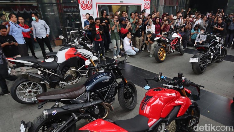 Jadi Showroom Dadakan, KPK Pamer 22 Kendaraan Terkait OTT Wamenaker Noel Sebanyak 22 kendaraan telah disita KPK terkait operasi tangkap tangan (OTT) Wakil Menteri Ketenagakerjaan (Wamenaker) Immanuel Ebenezer atau Noel. Barang bukti itu terdiri dari 15 mobil dan tujuh motor, dipamerkan di gedung Merah Putih KPK, Jakarta Selatan, Kamis (21/8/2025).