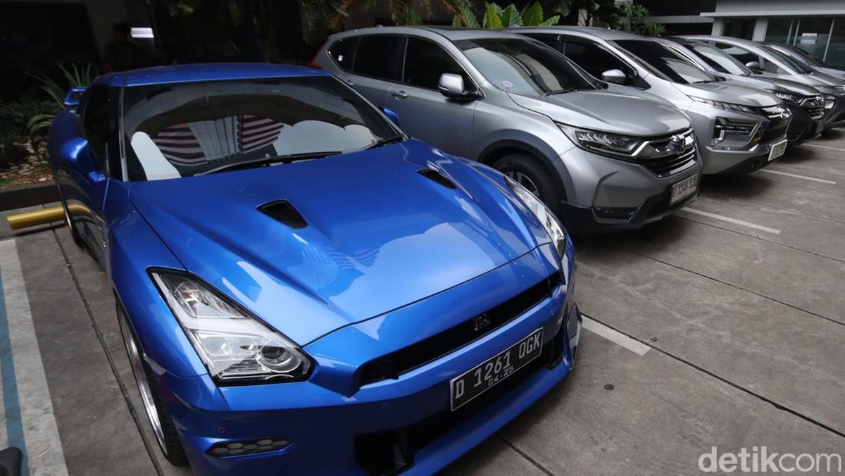 Sebanyak 22 kendaraan telah disita KPK terkait operasi tangkap tangan &lpar;OTT&rpar; Wakil Menteri Ketenagakerjaan &lpar;Wamenaker&rpar; Immanuel Ebenezer atau Noel&period; Barang bukti itu terdiri dari 15 mobil dan tujuh motor&comma; dipamerkan di gedung Merah Putih KPK&comma; Jakarta Selatan&comma; Kamis &lpar;21&sol;8&sol;2025&rpar;&period;