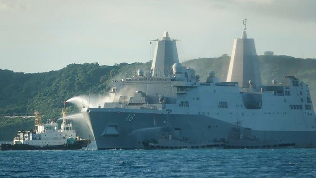 Kapal perang AS USS New Orleans mengalami kebakaran saat berlabuh di lepas pantai Okinawa Jepang.