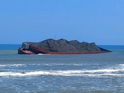 Tongkang Angkut Batubara Bocor Terdampar di Pantai Konang Trenggalek