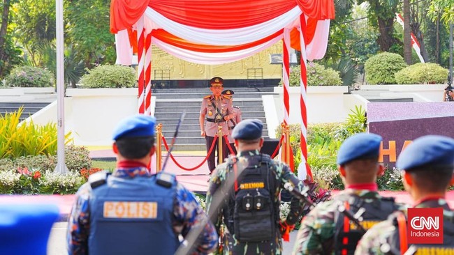 Kapolri Jenderal Listyo Sigit Prabowo memimpin upacara peringatan Hari Juang Polri 2025 di Monumen Perjuangan Polri di Surabaya, Jawa Timur.