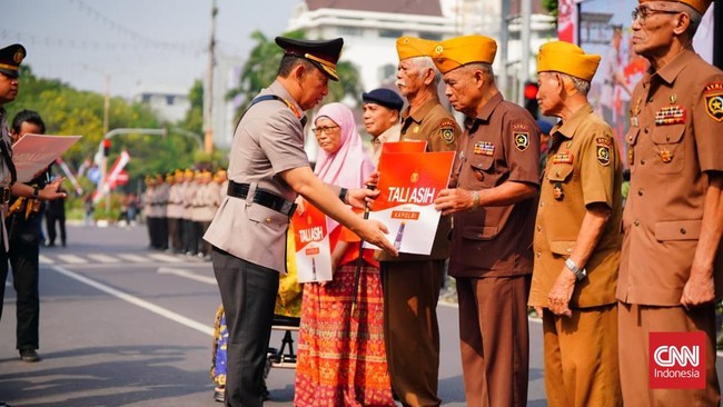 Kapolri Listyo Sigit Prabowo memimpin upacara Hari Juang Polri ke-2 di Surabaya, menekankan dedikasi Polri untuk bangsa dan sejarah proklamasi kepolisian.
