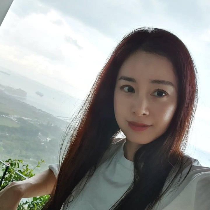 <p>Bunda pencinta drama Korea mungkin sudah tidak asing lagi dengan perempuan cantik satu ini, bukan? Aktris Kim Tae Hee mencuri perhatian penggemar setelah terlihat aktif kembali di media sosial. (Foto: Instagram@kimtaehee99)</p>