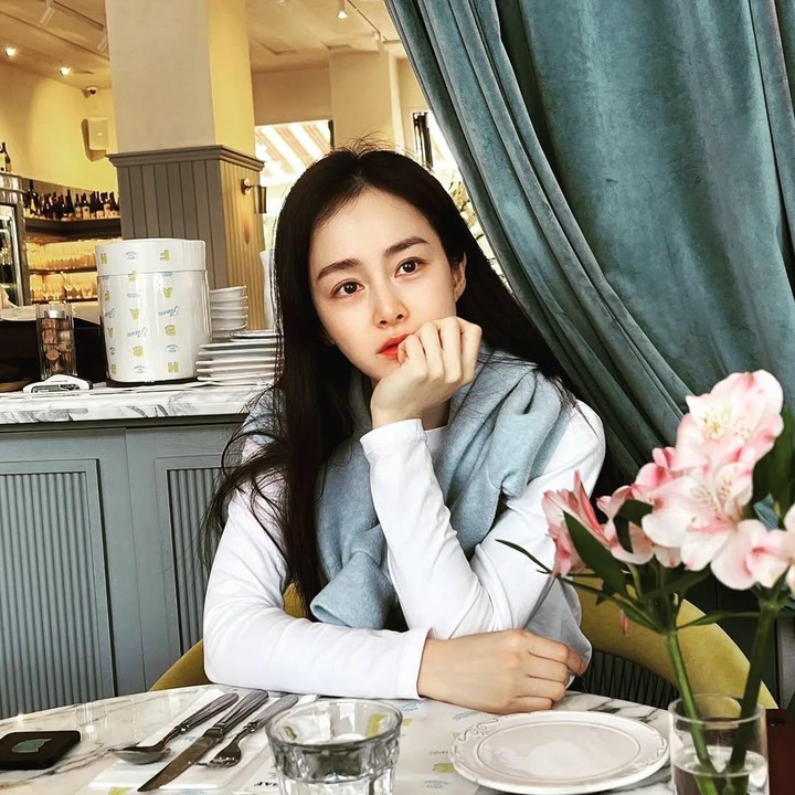 <p>Hal tersebut diketahui langsung melalui akun Instagram pribadinya. Sang aktris belum lama ini kembali mengunggah beberapa foto kegiatannya sehari-hari setelah dua tahun. &ldquo;Dia inget punya Instagram,&rdquo; tulis salah satu akun <em>@airal****.&nbsp;</em>(Foto: Instagram@kimtaehee99)</p>