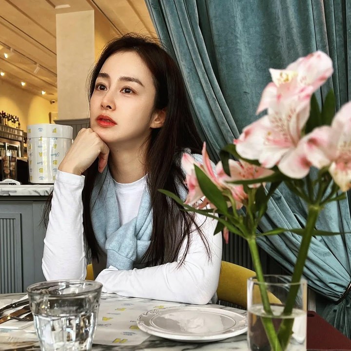 <p>Foto tersebut menunjukkan sang aktris sang sedang mengunjungi berbagai tempat saat menikmati liburan di New York, Amerika Serikat. Ia pun memamerkan kecantikannya yang berhasil memikat hati para penggemar.&nbsp;(Foto: Instagram@kimtaehee99)</p>