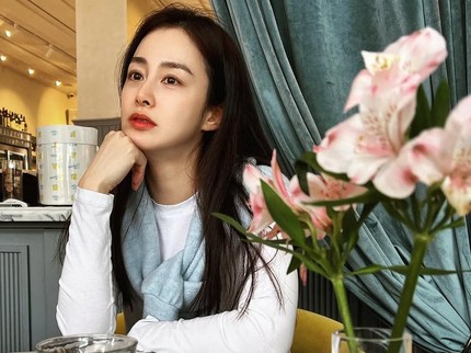 Potret Memesona Artis Korea Kim Tae Hee, Awet Muda di Usia 45 Tahun