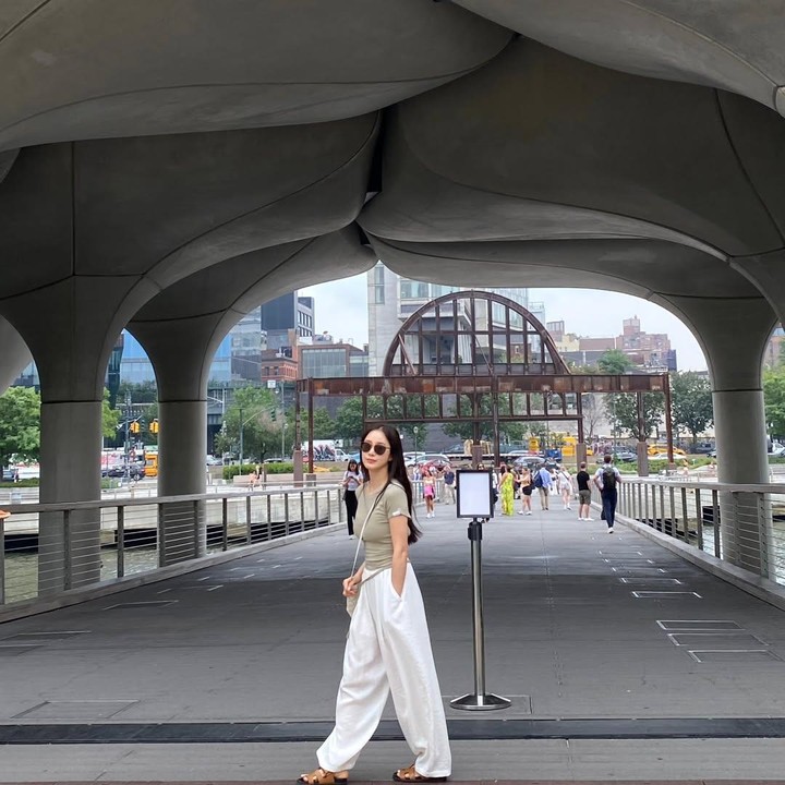 <p><em>Postingan</em> pertama setelah vakum itu tentunya menuai atensi publik. Tak sedikit juga yang salah fokus dengan kecantikan sang aktris. Bagaimana tidak? Tae Hee masih terlihat awet muda di usia 45 tahun, Bunda.&nbsp;(Foto: Instagram@kimtaehee99)</p>