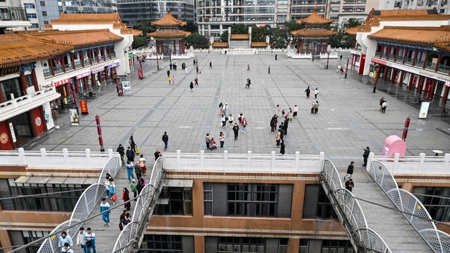 Sebuah bangunan di Chongqing, China, bernama Kuixing Building menyedot perhatian karena memiliki lantai satu yang terletak di rooftop.