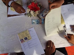 Harapan Baru di Lapangan Becek, 27 Pasangan Menikah Massal di Bogor