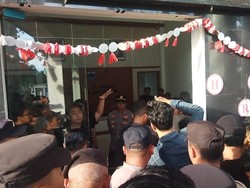 Demo Tolak MoU Tampung Sampah di Pandeglang Ricuh, Pintu Kantor Bupati Rusak