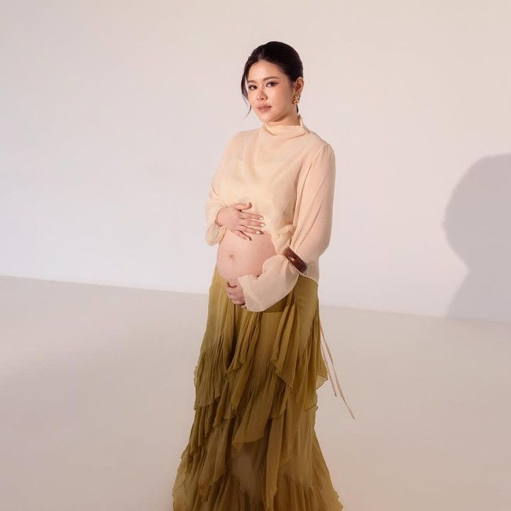 <p>Di <em>maternity shoot</em> kehamilan ini, Melisa tampil cantik mengenakan pakaian bernuansa warna <em>peach</em> dengan rok panjang berwarna kuning kecokelatan. Melisa juga tak lupa berpose anggun untuk memamerkan <em>baby bump</em> kehamilan keduanya. "Baruuu juga kurusan dikit, dah gemoy lagi," tulisnya dalam salah satu unggahan. (Foto: Instagram @melisahart_)</p>