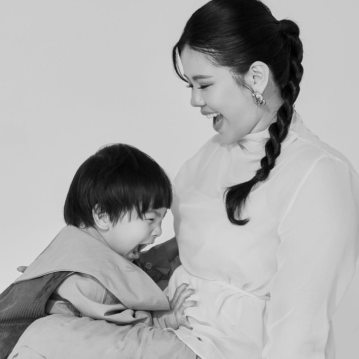 <p>Kehadiran anak kedua tampaknya tak hanya dinanti Melisa dan suami. Anak pertamanya Maven terlihat sudah tak sabar untuk menjadi seorang kakak. Dalam <em>maternity shoot</em> yang dibagikan, Maven tampak bahagia saat mengelus perut sang Bunda. (Foto: Instagram @melisahart_)</p>