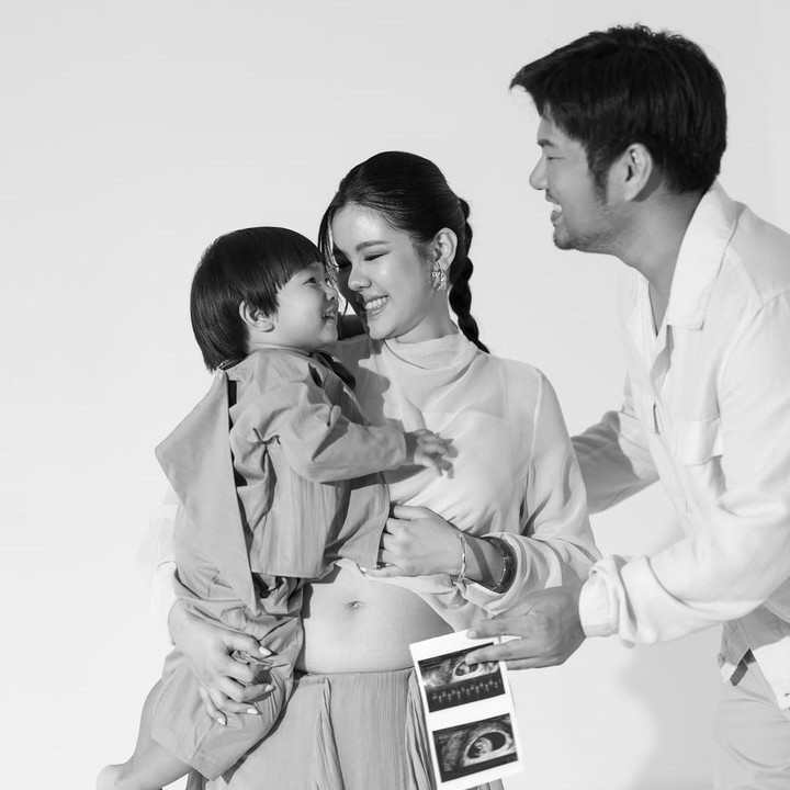 <p>Setelah menggumumkan kehamilan keduanya, Melisa membagikan potret <em>maternity shoot</em>-nya. Foto ini tampaknya juga diambil untuk merayakan ulang tahun anak pertamanya, Maven Rodrick Go. Putra semata wayang Melisa&nbsp;baru saja berulang tahun ke-2&nbsp;pada 12 Agustus 2025. (Foto: Instagram @melisahart_)</p>