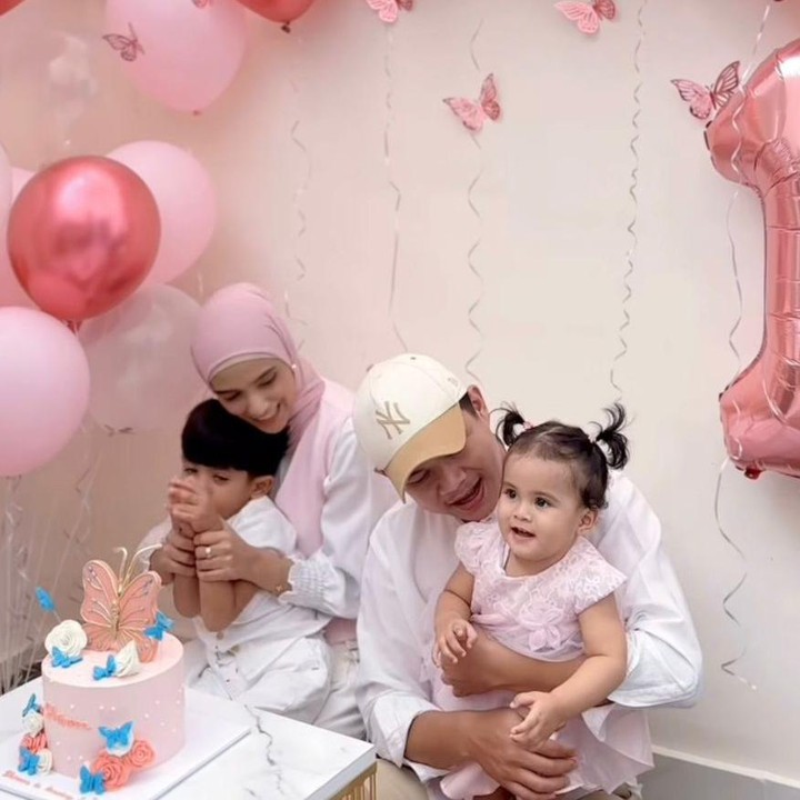 <p>Kebahagiaan tengah menyelimuti keluarga Nadya Mustika Rahayu dan sang suami, Iqbal Rosadi. Pasangan ini baru saja merayakan ulang tahun pertama putri kecil mereka, Shireen Davinia Rosadi yang lahir pada 20 Agustus 2024. Momen ulang tahun ini dirayakan sederhana bersama keluarga tercinta, Bunda. (Foto: Instagram @nadyamustikarahayu)</p>
