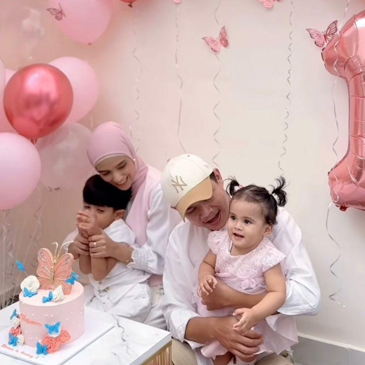 <p>Nadya, Iqbal, dan Si Sulung Syaki pun tampil kompak dengan busana putih. Meski tanpa pesta besar, kebersamaan mereka berhasil memancarkan kehangatan dan membuat momen ini terasa begitu spesial. (Foto: Instagram @nadyamustikarahayu)</p>