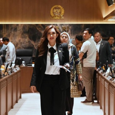 Bela Kenaikan Gaji Anggota DPR, Ini 7 Gaya Nafa Urbach Dinas ke Senayan Tenteng Tas Branded