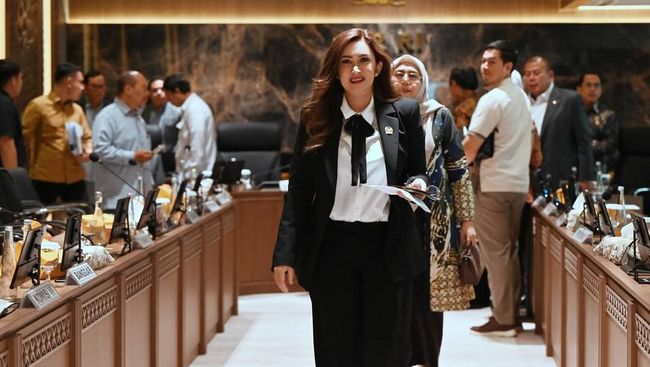 Bela Kenaikan Gaji Anggota DPR, Ini 7 Gaya Nafa Urbach Dinas ke Senayan Tenteng Tas Branded