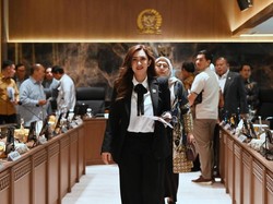 Bela Kenaikan Gaji Anggota DPR, Ini 7 Gaya Nafa Urbach Dinas ke Senayan Tenteng Tas Branded