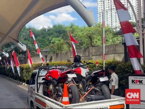 KPK Pamerkan 15 Mobil dan 7 Motor OTT Wamenaker Immanuel Ebenezer