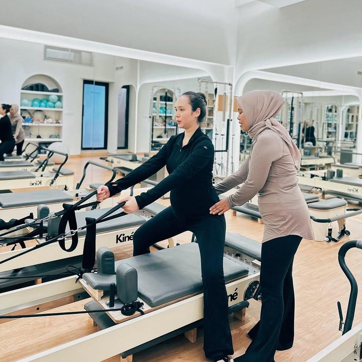 <p>Pamela melakukan prenatal yoga dengan bimbingan profesional dan dibantu oleh alat olahraga. Perempuan berdarah Amerika-Jawa ini tampak sudah mahir melakukan gerakan yoga untuk ibu hamil. Pengalamannya yang pernah menjalani prenatal yoga di kehamilan pertama sepertinya banyak membantu untuk kehamilan kedua ini. (Foto: Instagram @jamilatus.sadiyah)</p>