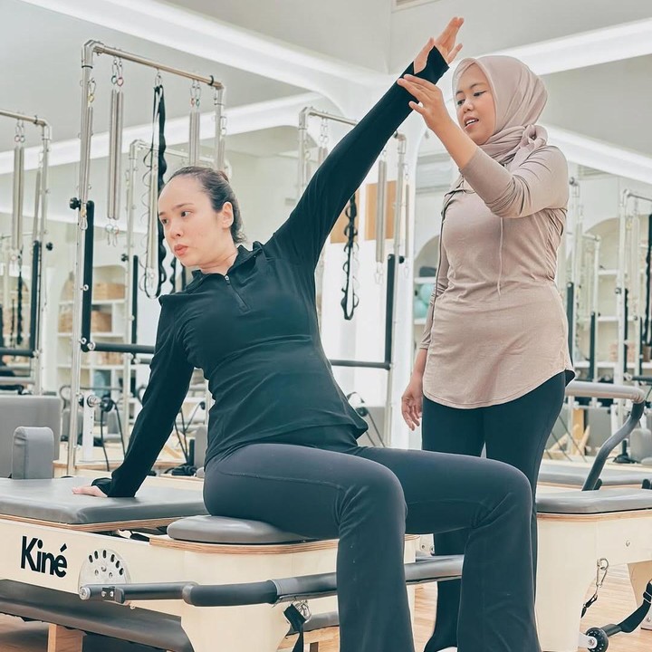 <p>Pamela menjalani prenatal yoga dengan&nbsp;didampingi Bidan Jamilatus Sa'diyah atau dikenal Bidan Mila<em> founder</em> Bumilpamil. Menurut sang Bidan, Pamela tetap memiliki semangat yang sama untuk menjalani prenatal yoga seperti saat hamil anak pertama. "Pertama kali ketemu kak @pammybowie waktu prenatal yoga @bumilpamil.id bareng kak @jscmila, keduanya punya semangat yang sama buat olahraga dan sehat selama hamil..Dan di kehamilan kedua pun masih sama, semangat untuk olahraga," tulisnya dalam unggahan ini. (Foto: Instagram @jamilatus.sadiyah)</p>