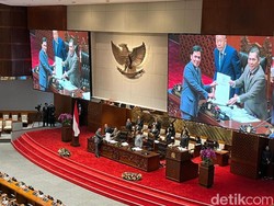DPR Setujui Inosentius Samsul Jadi Hakim MK Gantikan Arief Hidayat
