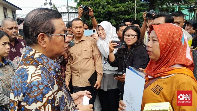 Nia, ibu yang kehilangan putranya akibat tawuran, mengambil ijazah SMP Irgy dalam program pemutihan ijazah Pemprov DKI. Total 3.212 ijazah diputihkan.