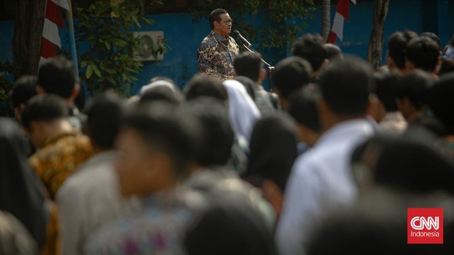Gubernur DKI Jakarta Pramono Anung menyerahkan bantuan pemutihan ijazah untuk 1.897 siswa senilai Rp7,6 miliar, mendukung pendidikan dan wisata edukasi.