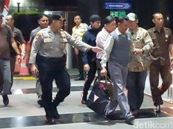 Video: Hindari Wartawan, Bos Tambang Kaltim Merangkak Usai Dijemput KPK