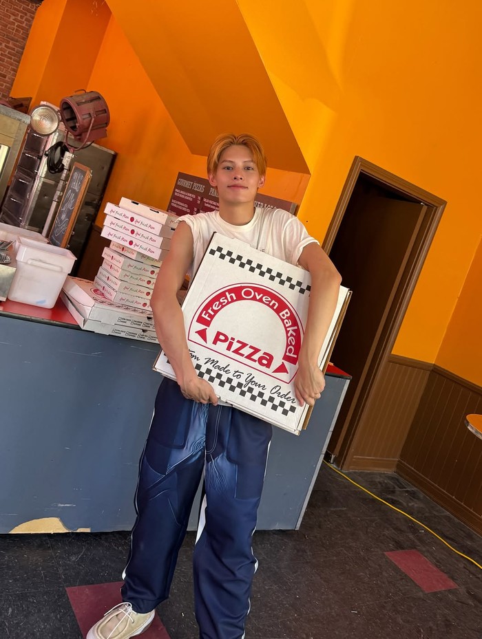 Penyuka warna hitam yang merupakan mantan personel pre-debut boy group BIGHIT MUSIC dengan nama Trainee A tersebut juga ikut andil dalam menciptakan lagu milik TXT berjudul ‘Deja Vu’ serta ‘Magnetic’ karya ILLIT./ Foto: instagram.com/cortis