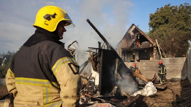 Serangan pesawat nirawak atau drone Rusia menewaskan satu orang dan melukai 11 orang di pinggiran Kyiv, Ukraina.