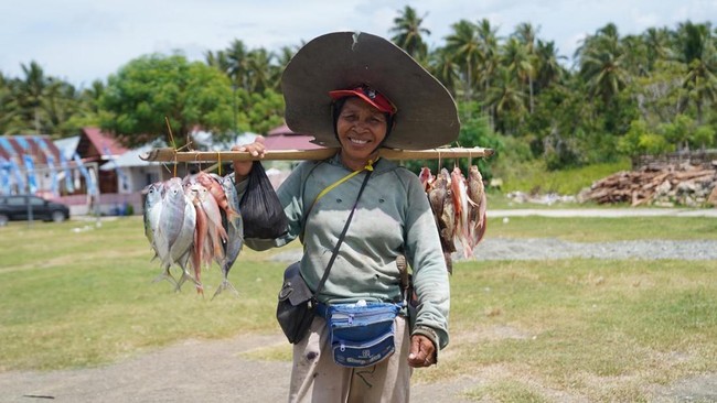 PNM memberdayakan perempuan daerah pesisir melalui program Kampung Madani PNM dengan fokus pada pelatihan dan pengembangan produk olahan laut berkelanjutan.