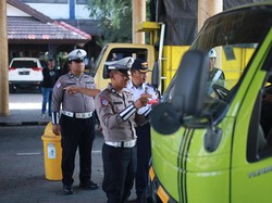 Polisi di Gresik Panen Tilangan Truk di Terminal Bunder