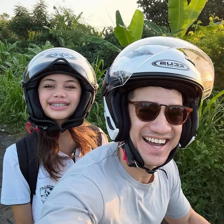 <p>Tak hanya momen <em>dinner</em>, Ayah dua anak ini juga rajin mengantar Sarah ke sekolah. Bunda bisa melihat betapa hangatnya kasih sayang Andrew untuk putri semata wayangnya ini. (Foto: Instagram @andrew.white._)</p>