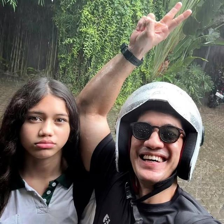 <p>Di momen sebelumnya, Andrew rela ujan-ujanan demi menjemput Sarah pulang sekolah, Bunda. "Yahhh risiko jemput anak naik motor pas mendung&hellip; gak bawa jas hujan pula, untung yg basa kuyup yg di depan ya!! Hehehe," katanya. (Foto: Instagram @andrew.white._)</p>