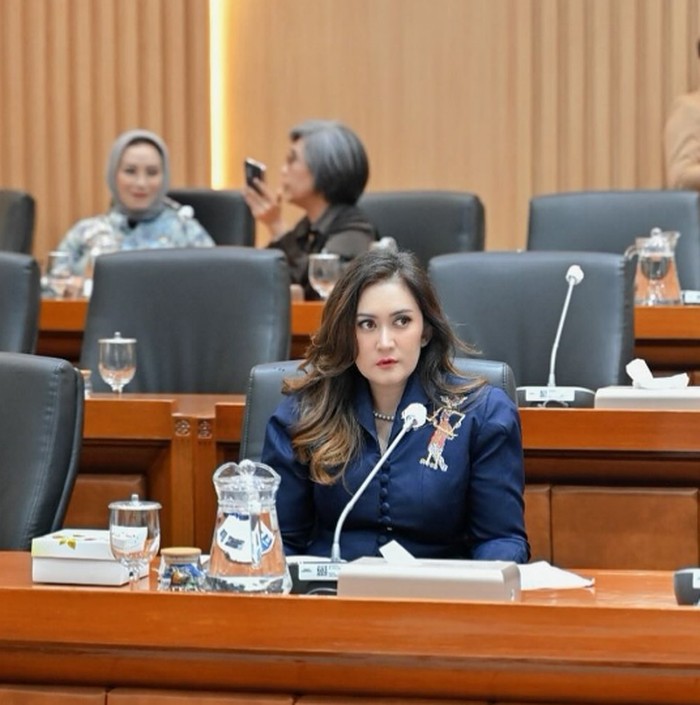 Potret Nafa Urbach Makan Mie Ayam hingga Jajan Cireng Kaki Lima