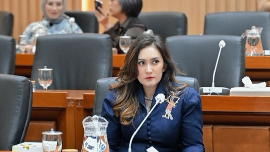 Potret Nafa Urbach Makan Mie Ayam hingga Jajan Cireng Kaki Lima Potret Nafa Urbach Makan Mie Ayam hingga Jajan Cireng Kaki Lima