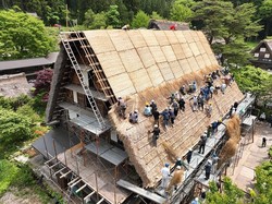 Sadar Nggak Atap Rumah Shirakawa Bentuknya Tangan Berdoa? Ini Maknanya
