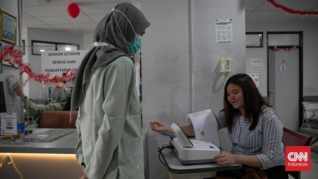 Ada kalanya peserta BPJS Kesehatan mengalami sakit saat sedang di luar kota dan membutuhkan pengobatan. Lantas, apakah BPJS boleh digunakan di luar faskes?