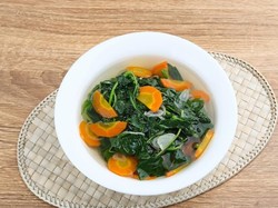 Resep Sayur Bayam Bening Campur Wortel yang Sederhana dan Bernutrisi