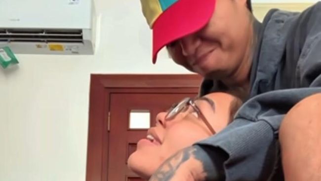 Saling Physical Touch, Ini 7 Potret Kedekatan Reza Arap dan Lula Lahfah Mesra di Balik Layar
